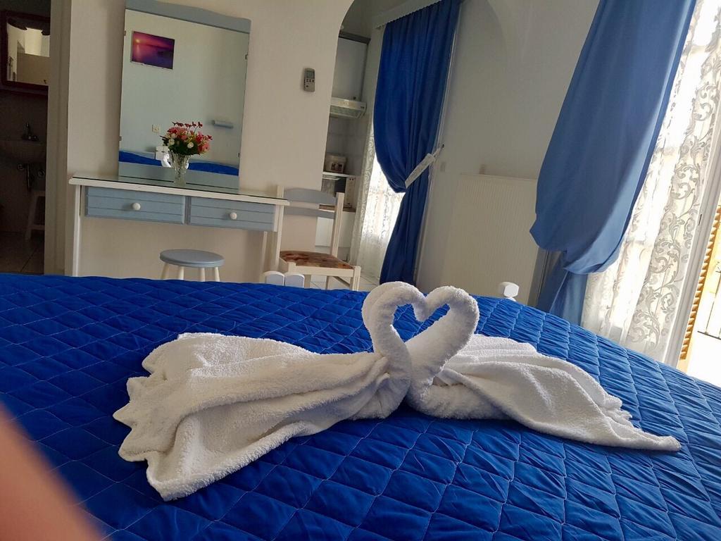 Makis Studios & Apartments Порос Экстерьер фото